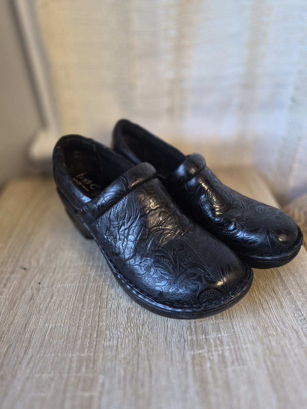 b.o.c. Women's Black Embossed Leather Clogs Size 7.5